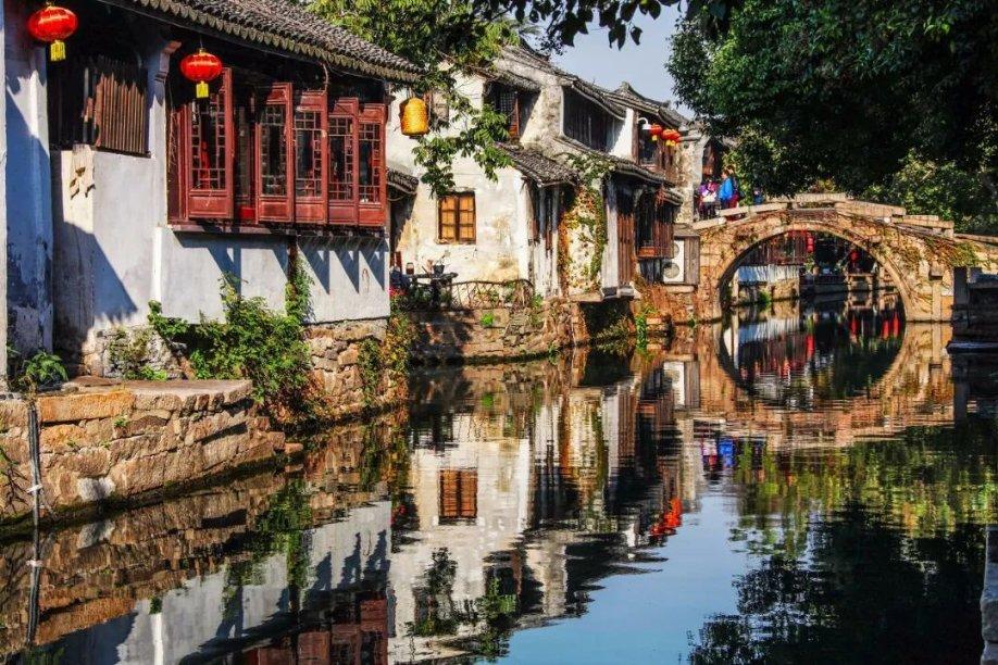 佘爱珍给胡兰成讲情事:我进门朝天1枪,胡兰成回忆说:她就是天